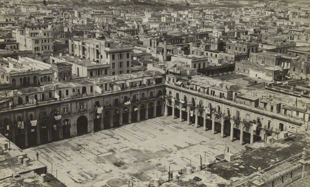 <em>Plaza del Vapor, Market Area, Havana</em>, Walker Evans, 1933. The J. Paul Getty Museum. © Walker Evans Archive, The Metropolitan Museum of Art