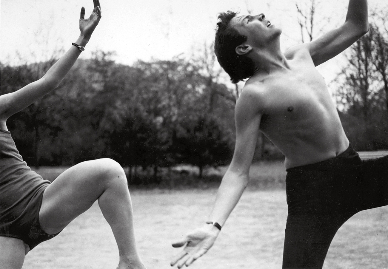 <em>Elizabeth Schmitt Jennerjahn and Robert Rauschenberg</em>, ca. 1952, Hazel Larsen Archer Elizabeth Schmitt Jennerjahn and Robert Rauschenberg, ca. 1952, Hazel Larsen Archer