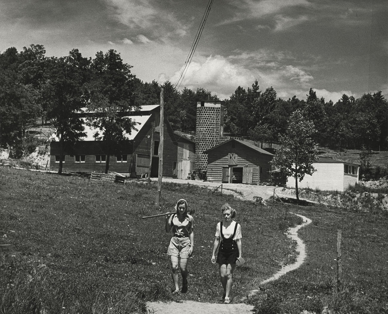 Students walking toward Black Mountain College barn and silo, n.d. Students walking toward Black Mountain College barn and silo, n.d.