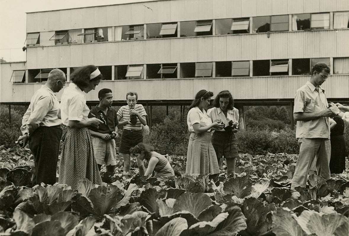 Photography class in Cabbage Patch, n.d. Photography class in Cabbage Patch, n.d.